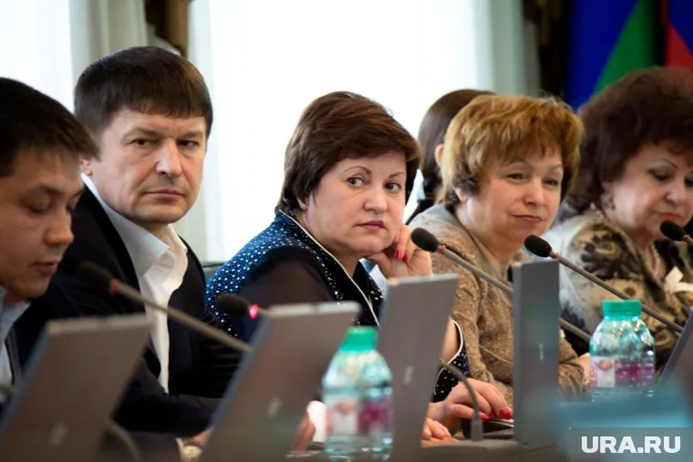 Любовь Быкова (в центре) использует агитацию без указаний выходных данных