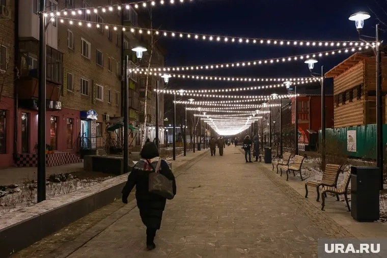 Пешеходная улица стала местом притяжения шумных компаний