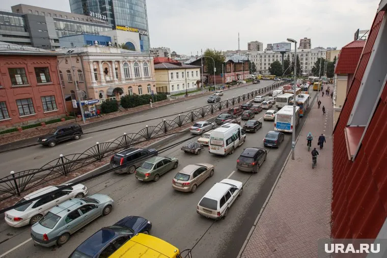 Пробки на некоторых улицах Екатеринбурга достигают 10 баллов