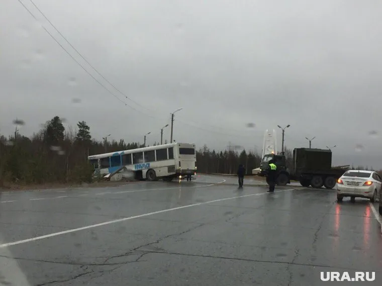 Помощь пострадавшему водителю уже оказали медики