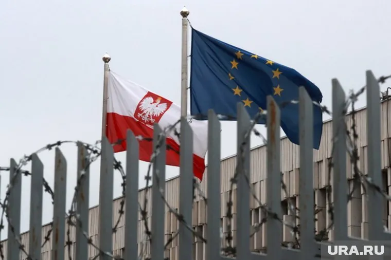 Фермеры из Польши заблокировали дорогу на пункте пропуска на границе с Украиной, сообщает Tygodnik Zamojski