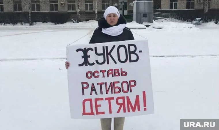 С такими плакатами люди выходили на улицу, требуя внимание властей