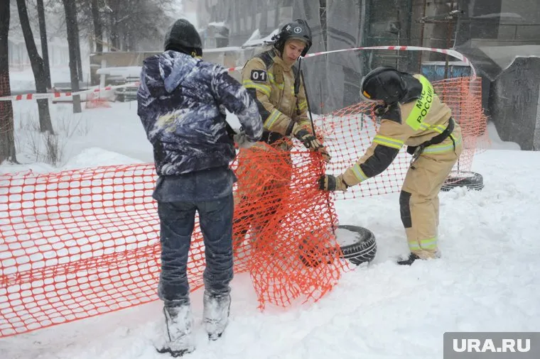 Территорию обрушения огородили сотрудники МЧС