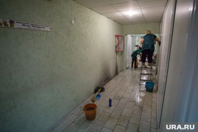 Работникам центра пришлось отмывать помещения после возгорания