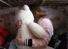 В Екатеринбурге нашли семью девочки, которую бросил на улице отец