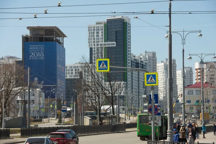 Здание строящейся гостиницы возле Екатеринбург-Арены, вечный огонь, строительство, гостиница, чемпионат мира по футболу, площадь коммунаров