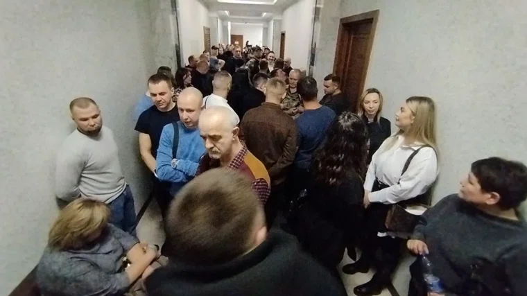 Такое количество народа в стенах областного суда можно увидеть нечасто