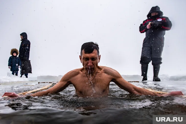 В прорубь нельзя окунаться тем, кто болен эндокринными заболеваниями, заявил Онищенко 