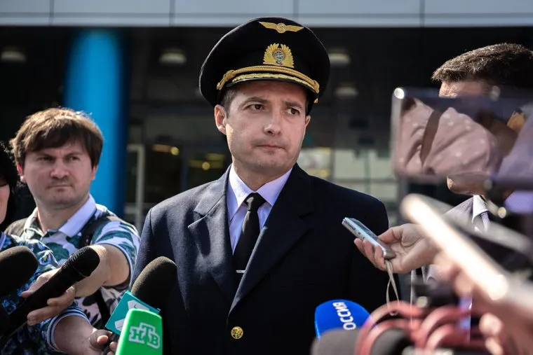 Пресс-конференция с командиром воздушного судна "Уральских авиалиний" A321 Дамиром Юсуповым и старшим бортпроводником Дмитрием Ивлицким. Екатеринбург