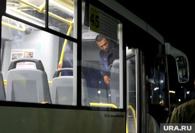 Силовики проверяют автобус с мигрантами (фото из архива)