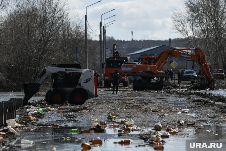 В Кургане спасают мост от заторов в большой воде
