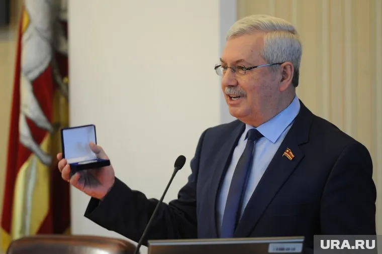 Владимир Мякуш дарит коллегам фирменные авторучки