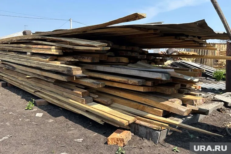 Погорельцам из деревни Логоушка строят дома из гнилых материалов