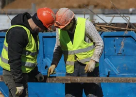 Ямал восстановил четвертый жилой дом в Авдеевке и благоустроил парк в Волновахе