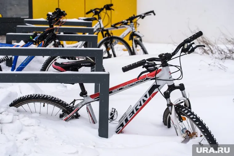 Подростки на велосипедах и самокатах катаются на площадке даже зимой (архивное фото)