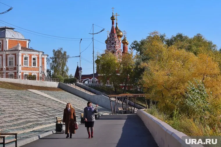 Из-за паводка в Кургане вывезут качели и лавочки