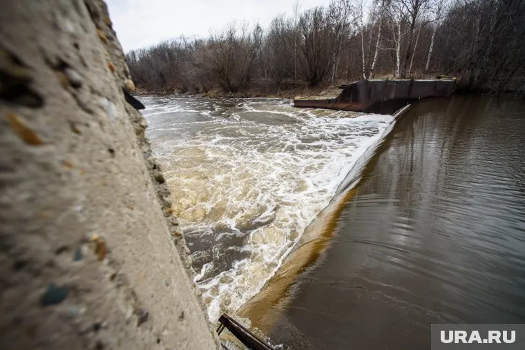 Курганцы переживают, что оказались отрезаны от мира из-за плотины