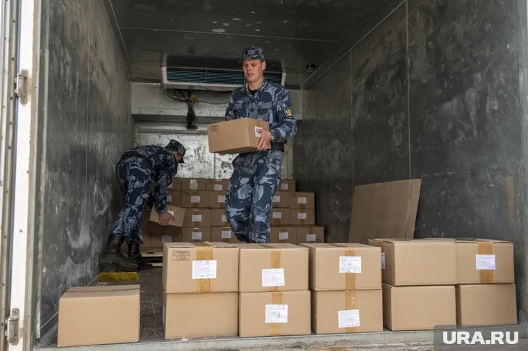 Волонтеры постоянно отправляют грузы «за ленту»