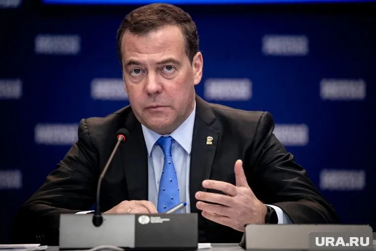 Дмитрий Медведев поздравил солдат с Днем защитника Отечества