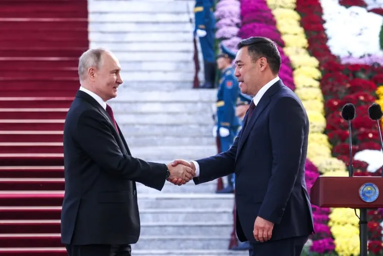 Владимир Путин на торжественном построении, посвященном 20-летию авиабазы в Киргизстане. Бишкек