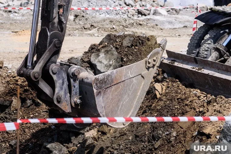 Рабочие экскаватором убрали дорожки (архивное фото)