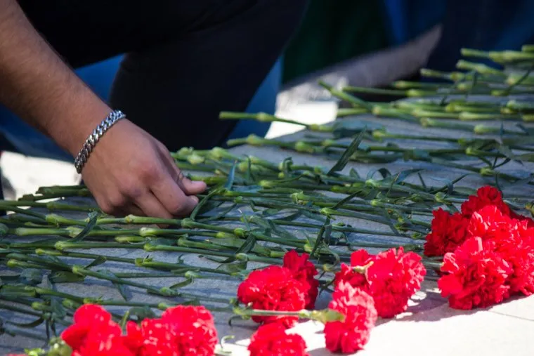 День ВДВ. Нижневартовск., десантники, траур, гвоздики