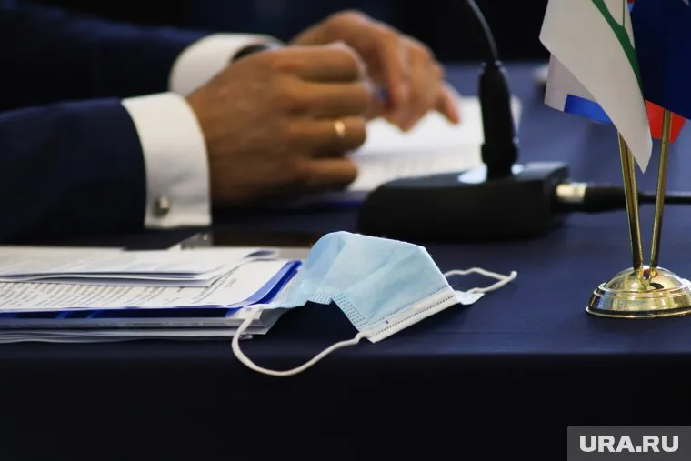 В Курганской области глава района Дмитрий Лесовой находился в здании мэрии без маски