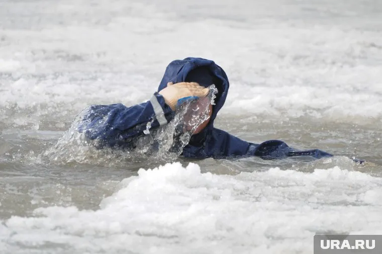 Если вы провалились под лед, необходимо сохранять спокойствие