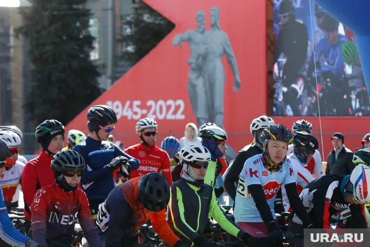 Несколько сотен свердловчан приняли участие в праздничном забеге