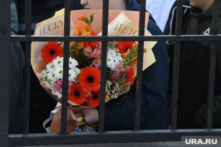 Сегодня дети несут учителям цветы