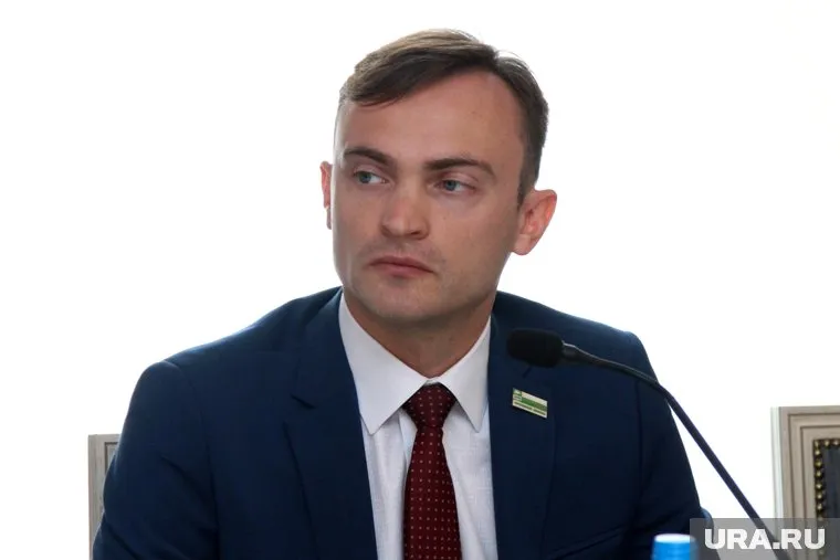 По словам руководителя турагентства Станислава Бессонова, вандалы регулярно воруют цветы с фасада его офиса (архивное фото)