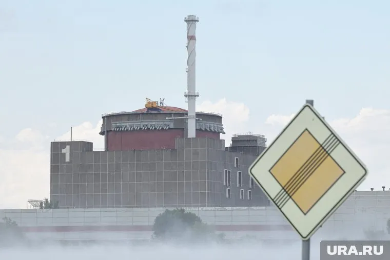 Вокруг всех АЭС на Украине нужно ввести демилитаризованную зону, заявил Владимир Рогов