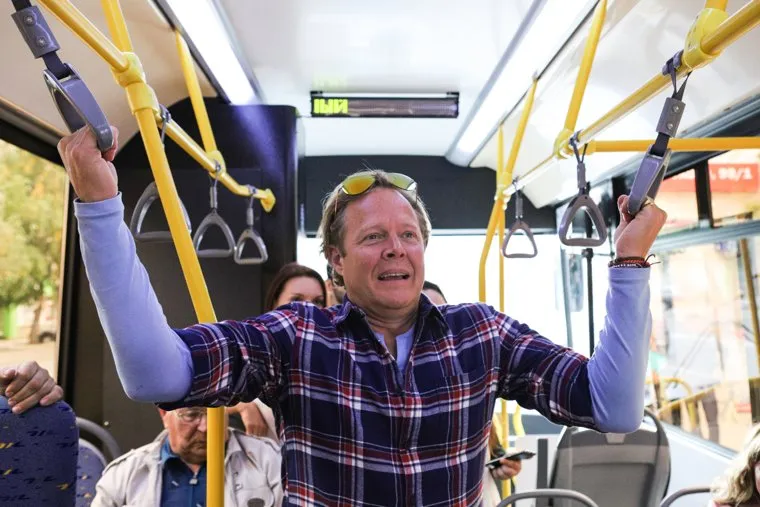 Съемки очередного выпуска телепрограммы "Поедем-поедим" в поющем автобусе. Курган