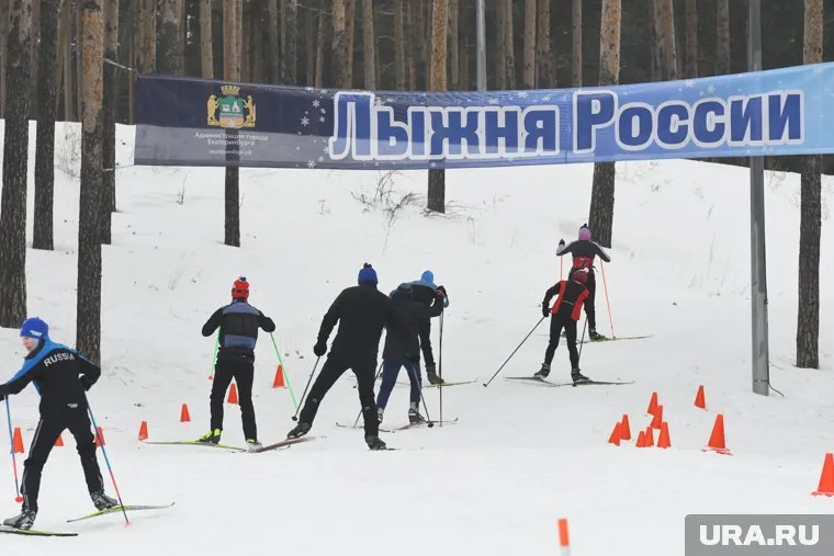 Все участники получили шапки с логотипом и нагрудные номера