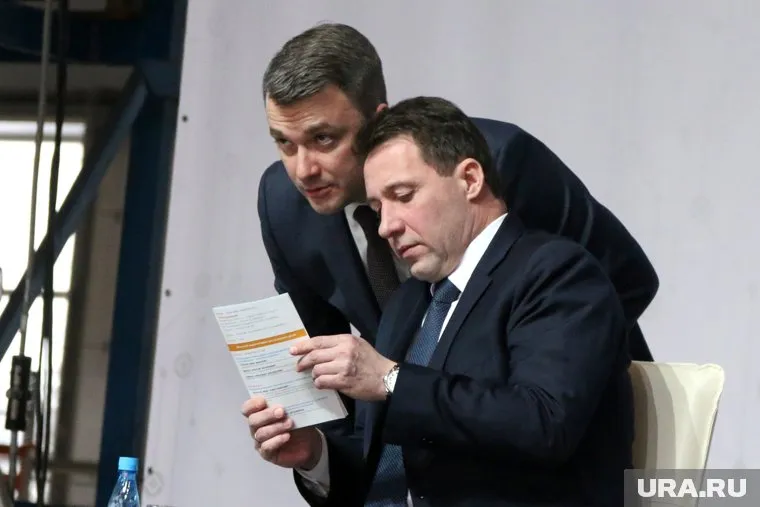 Сергей Морев (слева) считается последним человеком Игоря Холманских в полпредстве