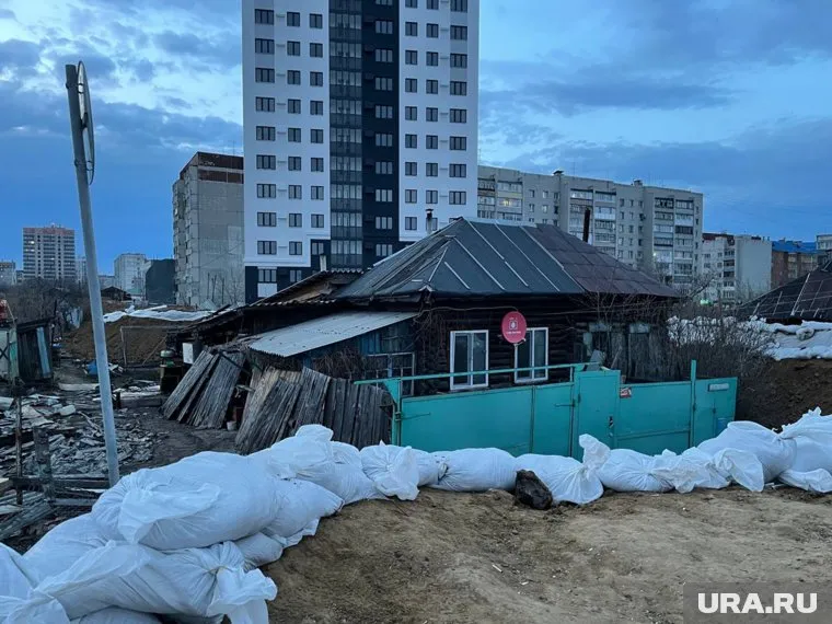 С ростом воды в Тоболе избушку на обрыве еще больше замуровали, чтобы защитить город от потопа