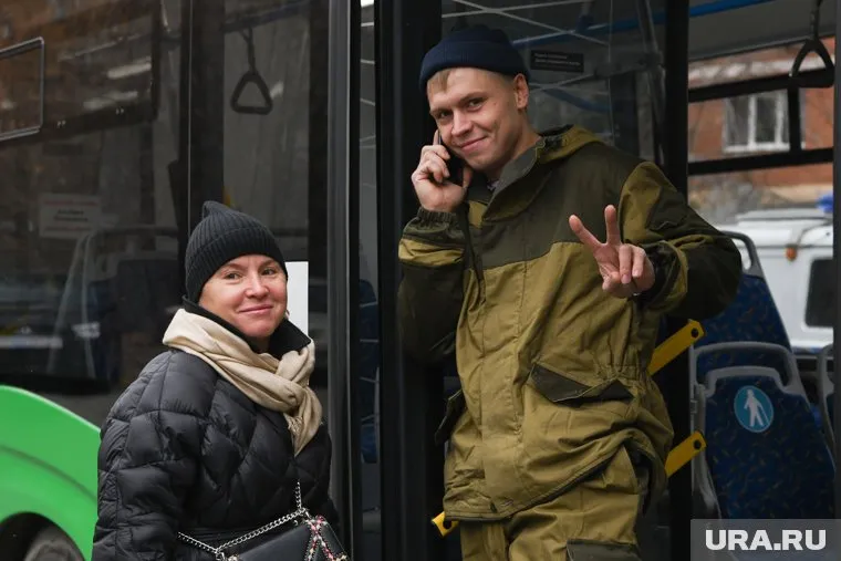 Вместе с Никитой в военкомат пришла его мама