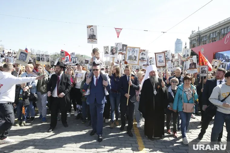 Колонну возглавили мэр Екатеринбурга Алексей Орлов, губернатор Евгений Куйвашев и митрополит Евгений (Кульберг)