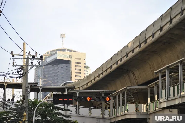 Спасатели в Бангкоке продолжают доставать людей из под завалов