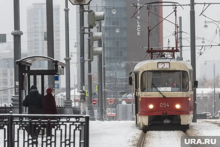 На видео заметно, что сотрудники полиции уже начали проверку в трамвае