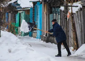 Курганцам пригрозили крупными штрафами за сброшенный на дороги снег