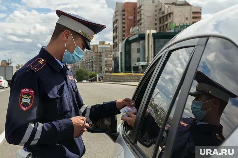 За неработающие ходовые огни и фары ближнего света водителю грозит штраф в 500 рублей
