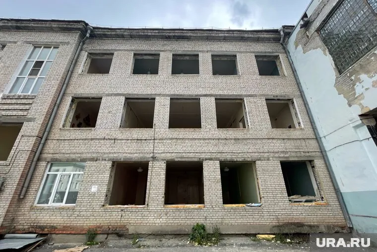 Здание Курганской областной больницы по ул. Кирова сносят, чтобы построить восьмиэтажный корпус