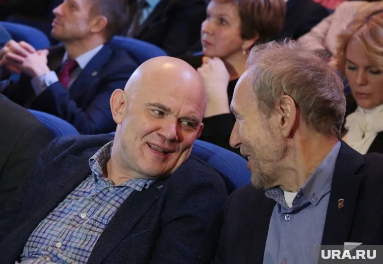 В декабре Нелюбин (слева) неожиданно появился на конференции партии власти