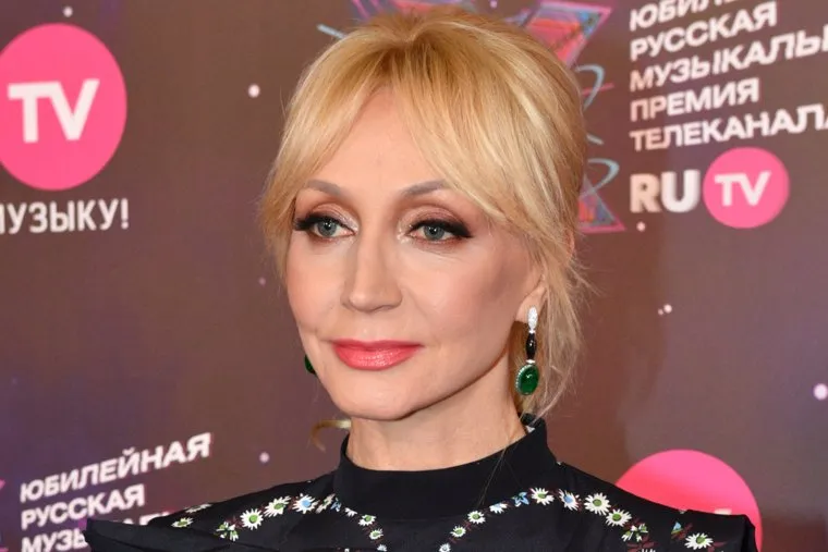 Певица нарушала молчание