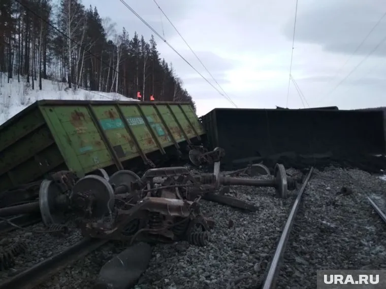 Часть состава, груженого углем, сошла с рельсов и опрокинулась