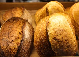 Суд в ХМАО закрыл торговый павильон из-за мигранта-пекаря