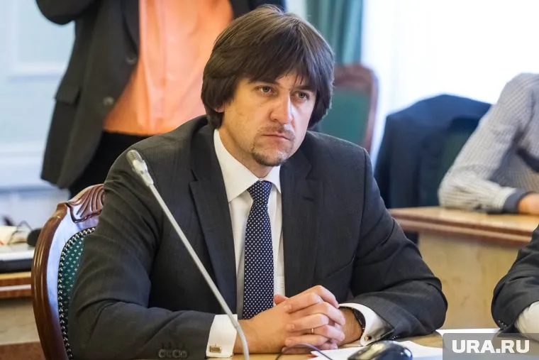 Награду бойцу вручил мэр Тобольска Максим Афанасьев (на фото)