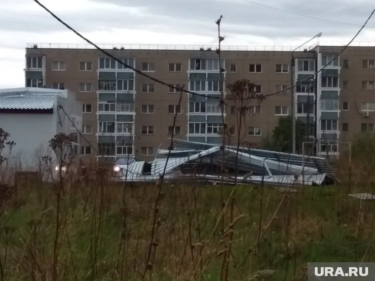 Железная кровля не удержалась под порывами ветра