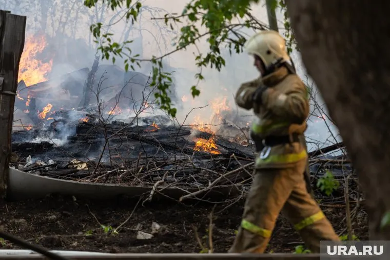 Огонь полыхал ночью, охватив жилой дом и соседние участки (архивное фото)
